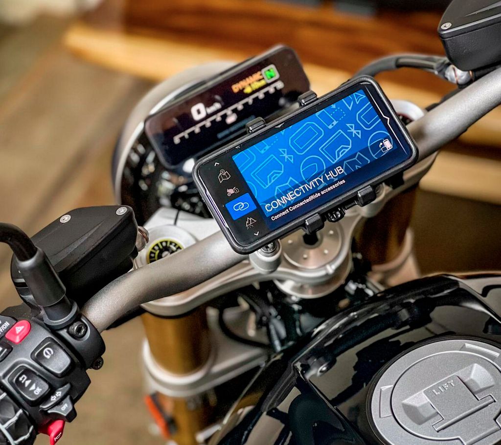 Panel meter BMW F 900 GS dan dudukan ponsel yang terkoneksi dengan motor. 