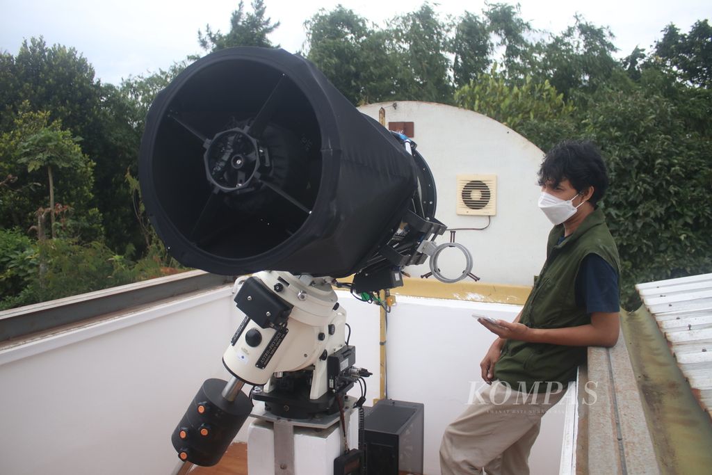 Seorang astronom menggunakan teleskop yang dioperasikan dengan sistem Bosscha Robotic Telescope di Observatorium Bosscha, Kecamatan Lembang, Kabupaten Bandung Barat, Jawa Barat, Kamis (29/12/2022).