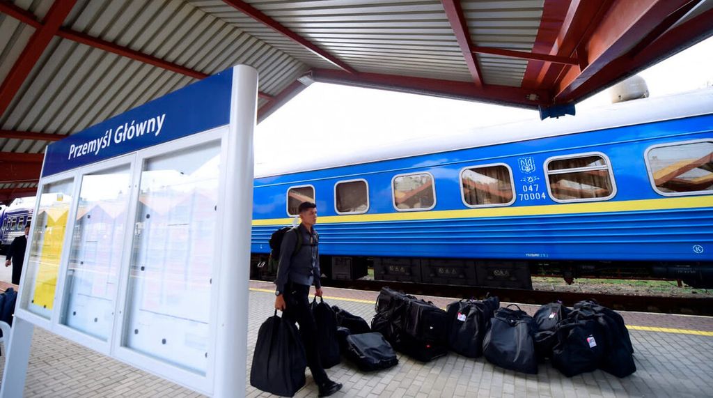 Pasukan pengamanan presiden atau Paspampres menyiapkan barang yang akan dibawa ke dalam kereta di Stasiun Przemysl Glowny, Przemysl, Polandia, Selasa (28/6/2022). Petugas Paspampres ini akan mengamankan kunjungan kerja Presiden Joko Widodo di Kyiv, Ukraina. 
