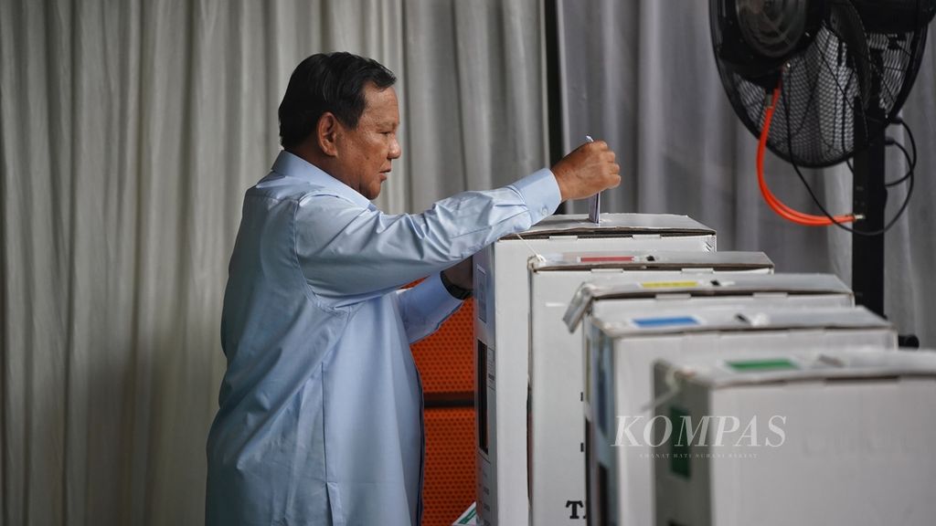 Prabowo Subianto memberikan suaranya dalam Pemilu 2024 di TPS 033 Bojong Koneng, Kabupaten Bogor, Jawa Barat, 14 Februari 2024. 