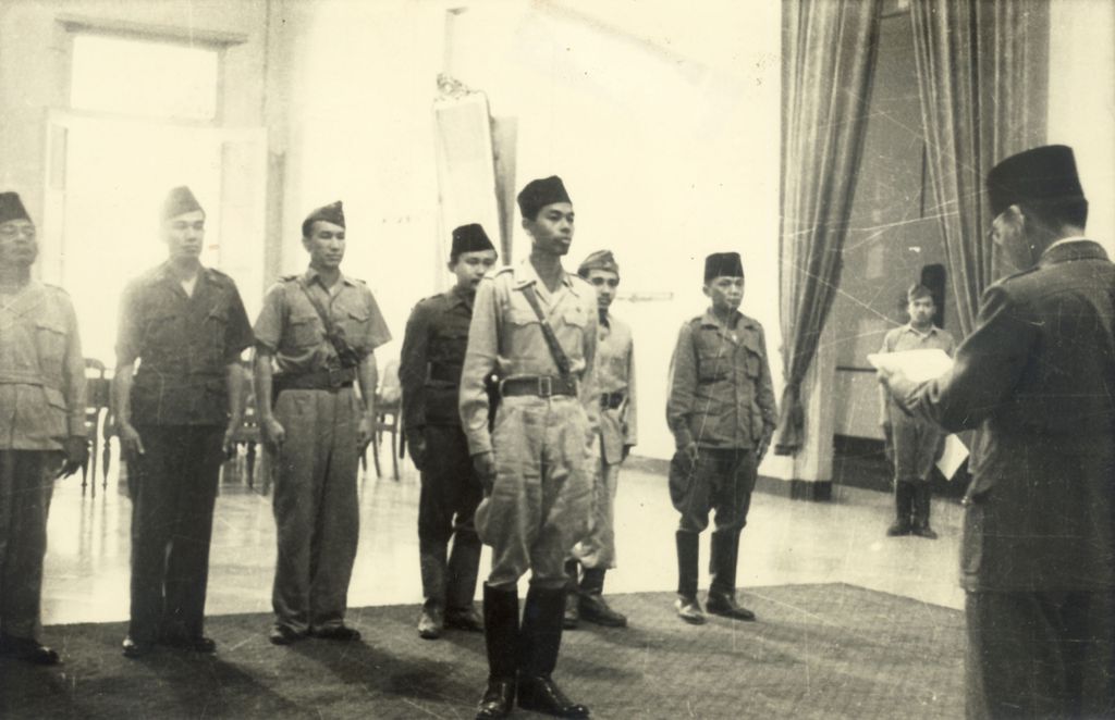 Pelantikan pucuk pimpinan TNI oleh Presiden Soekarno di Yogyakarta, Juni 1947.