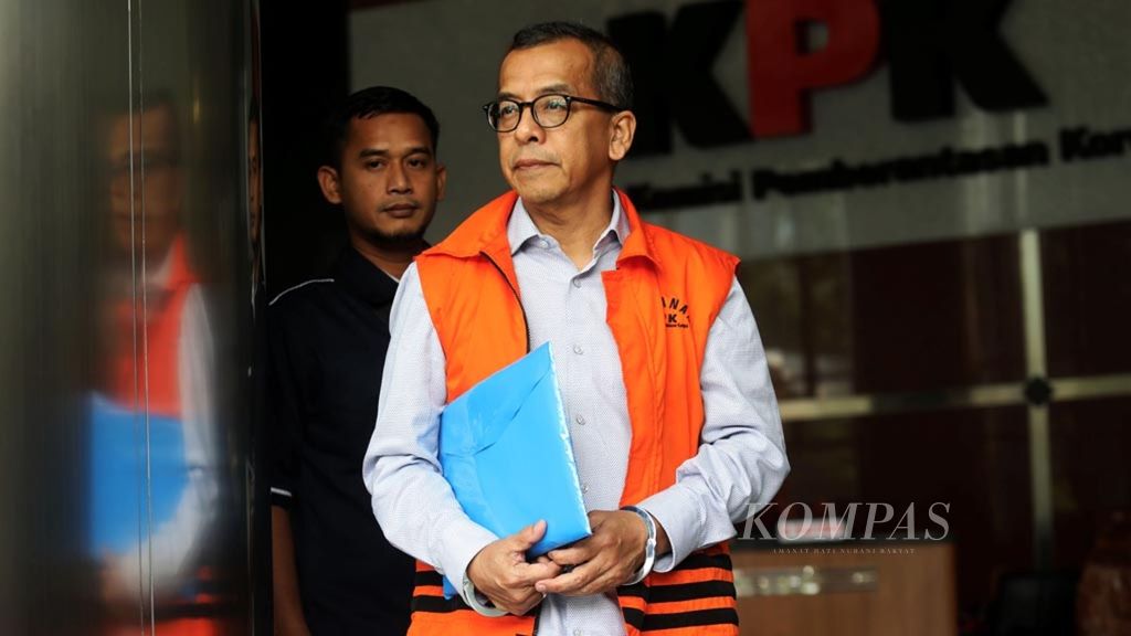 Bekas Direktur Utama PT Garuda Indonesia Emirsyah Satar meninggalkan kantor KPK Jakarta. 