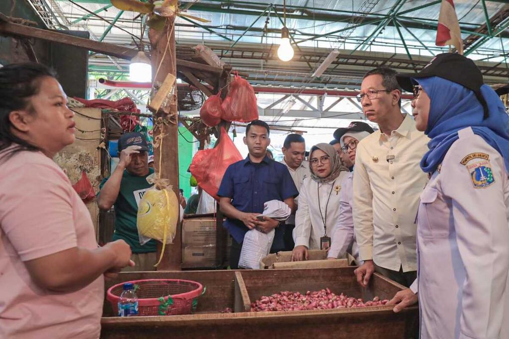Penjabat Gubernur DKI Jakarta Heru Budi Hartono meninjau harga dan stok bahan pokok di Pasar Induk Kramatjati, Jakarta Timur, Rabu (20/12/2023).