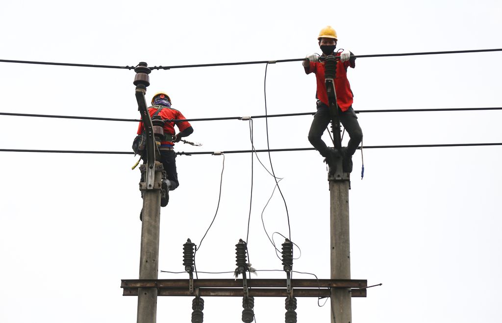 Pekerja melakukan perawatan jaringan listrik di Jalan Ciledug Raya, Kota Tangerang, Banten, Rabu (21/10/2020). Pemerintah menurunkan tarif listrik tegangan rendah bagi tujuh golongan pelanggan nonsubsidi, termasuk pelanggan rumah tangga. Penurunan tarif tersebut berlaku untuk periode Oktober sampai Desember 2020.