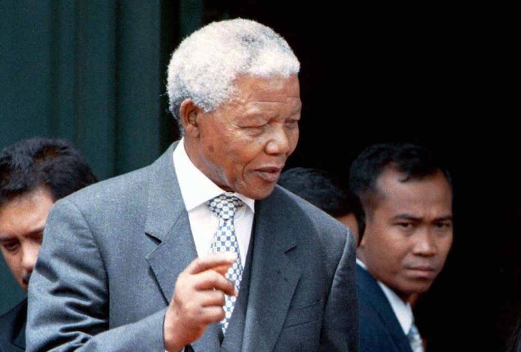 Nelson Mandela, yang saat itu menjabat sebagai Presiden Afrika Selatan, berbicara dengan Presiden Soeharto dalam kunjungan Soeharto di Cape Town, Afrika Selatan, 20 November 1997. 