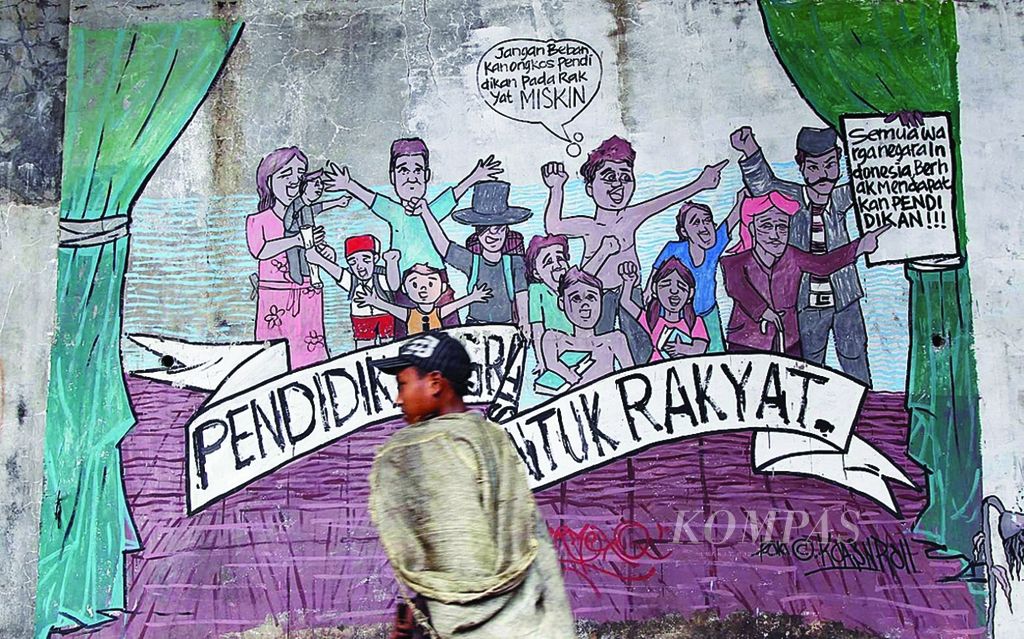 Pemulung melintas di depan mural yang menyuarakan pendidikan untuk rakyat miskin di Jalan Raden Inten, Jakarta, Sabtu (28/4). Beban biaya yang kian tinggi membuat pendidikan semakin sulit dijangkau rakyat miskin. 