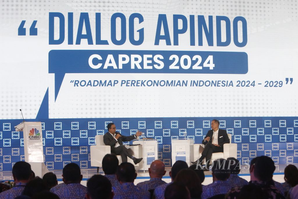Calon presiden 2024, Anies Baswedan, hadir dalam acara Dialog Apindo bersama Capres 2024 dengan moderator Gita Wirjawan, di Jakarta, Senin (11/12/2024).