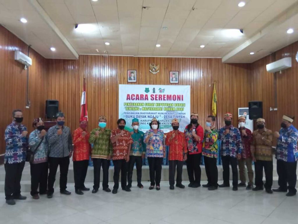 Bupati Kapuas Ben Brahim berpose bersama seusai memberikan secara resmi SK pengakuan dan perlindungan Masyarakat Hukum Adat (MHA) Timpah Suku Dayak Ngaju di Kapuas, Kamis (20/1/2022).