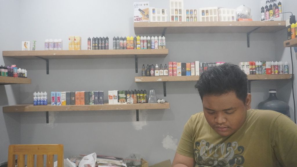 Adam (24), karyawan Vape Store, di kawasan Jakarta Selatan.