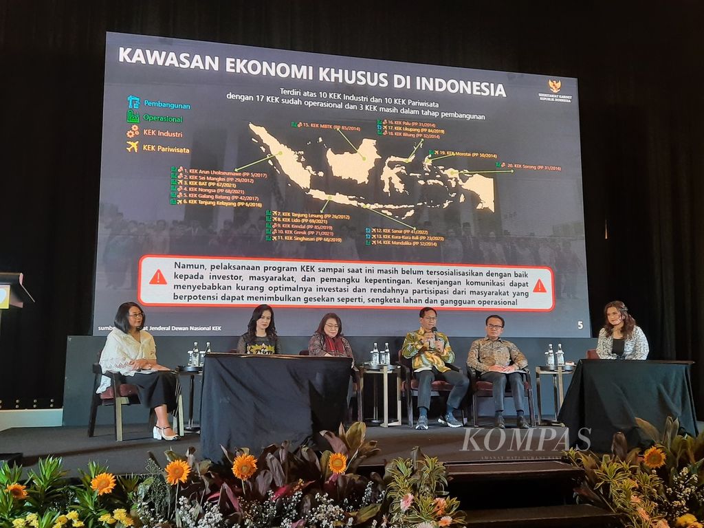 Deputi Bidang Perekonomian Sekretariat Kabinet Satya Bhakti Parikesit (ketiga dari kanan) dalam diskusi ”Strategi Komunikasi Publik Pengembangan Kawasan Ekonomi Khusus” di Jakarta, Jumat (10/11/2023). 