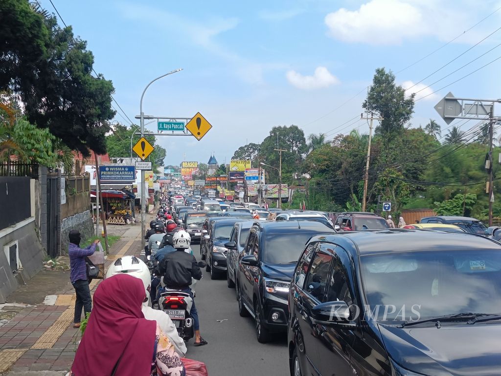 Kepadatan kendaraan bermotor ke arah Puncak, Bogor, di daerah Mega Mendung, Bogor, Jawa Barat, saat pemberlakuan kebijakan satu arah, Sabtu (11/3/2023). 