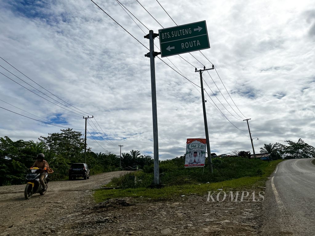 Akses menuju Desa Lalomerui, Routa, Konawe, Sulawesi Tenggara, Rabu (20/7/2022), yang harus melalui wilayah kabupaten dan provinsi lain. Meski memiliki wilayah paling luas di Konawe, kecamatan ini sulit didatangi karena akses yang begitu sulit.