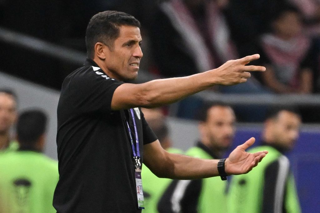 Pelatih Jordania Hussein Ammouta memberikan instruksi kepada pemainnya saat laga lawan Korea Selatan pada semifinal Piala Asia 2023, Selasa (6/2/2024). 