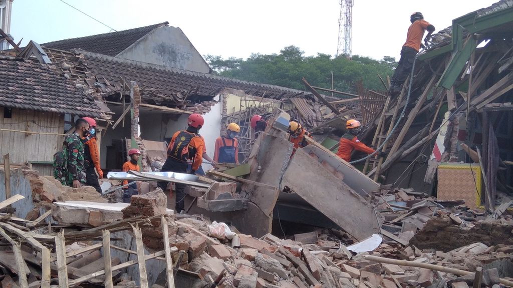 Tim SAR dan aparat TNI tengah berusaha merobohkan rumah yang rusak berat di Dusun Lambangsari, Desa Majang Tengah, Kecamatan Dampit, Kabupaten Malang, Jawa Timur, Selasa (13/4/2021). Di titik ini ada sejumlah rumah yang rusak oleh gempa M 6,1 yang bersumber di perairan selatan Malang.