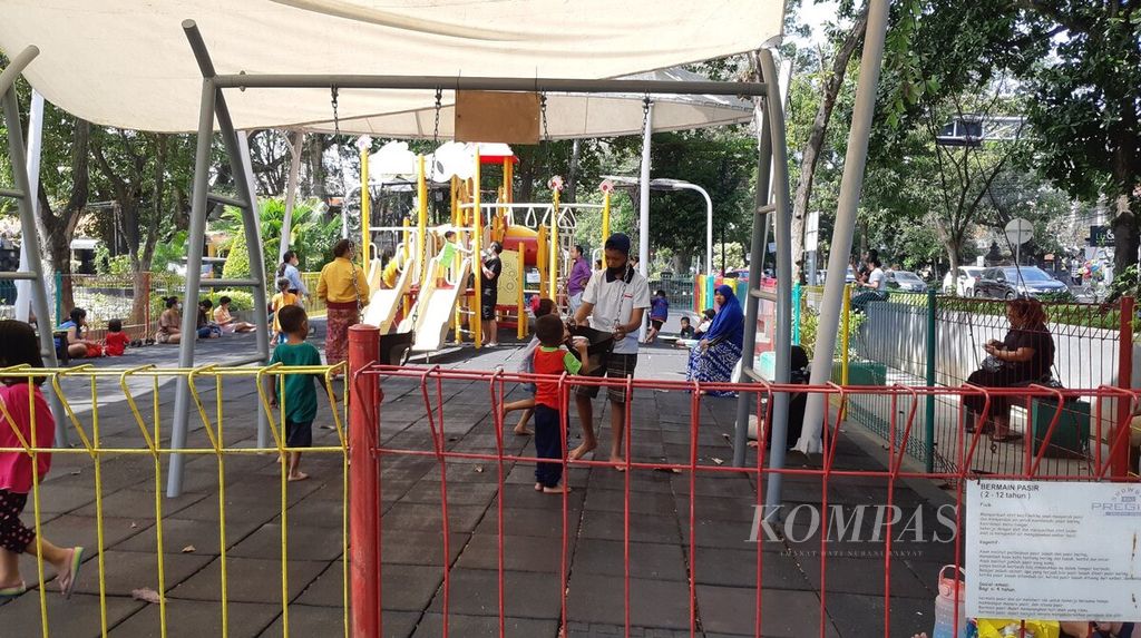 Area bermain anak di Taman Janggan, Jalan Raya Puputan, Kota Denpasar, Bali, Sabtu (30/7/2022), kembali ramai didatangi warga bersama anak-anak. Taman Janggan sudah ditetapkan sebagai ruang bermain ramah anak (RBRA) oleh Kementerian Pemberdayaan Perempuan dan Perlindungan Anak. 