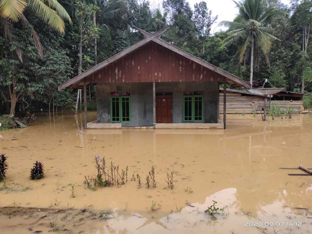 Salah satu rumah di Desa Kinipan, Kabupaten Lamandau, Kalimantan Tengah, yang terrendam banjir pada Senin (7/9/2020).