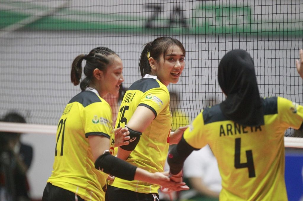 <i>Setter</i> Arneta Putri Amelia (right), <i>middle</i><i>blocker</i> Yolla Yuliana, and <i>outside hitter</i> Aulia Suci Nurfadila (left) preparing to serve in the first match of Group A of the AVC Challenge Cup Women's Volleyball Championship at GOR Tri Dharma, Gresik, East Java, Sunday (18/6/2023).