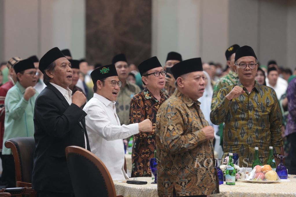 Ketua Umum Partai Kebangkitan Bangsa (PKB) Muhaimin Iskandar (kedua dari kiri) menyanyikan lagu Yaa Lal Wathan saat Sarasehan Satu Abad NU di Jakarta, Senin (30/1/2023). 