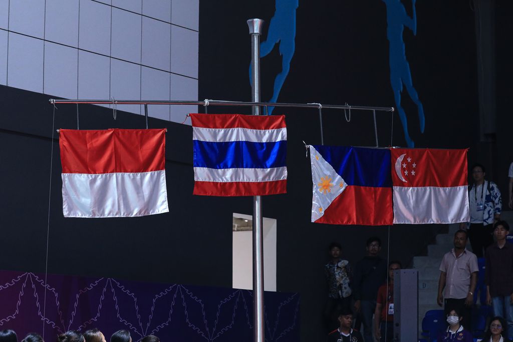 Bendera Merah Putih dikibarkan setelah tim beregu putri bulu tangkis ndonesia mendapat medali perak pada SEA Games Kamboja 2023. Tim putri Indonesia menyerah dari tim putri Thailand, 0-3 dalam pertandingan final di Gedung Bulu Tangkis Kompleks Olahraga Morodok Techo, Phnom Penh, Kamis (11/5/2023).