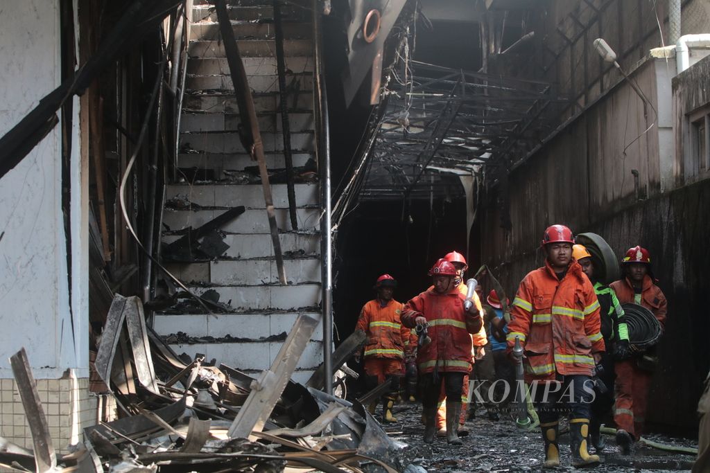 Seorang pemadam kebakaran Kota Malang berjalan pulang usai bekerja memadamkan api. Ia berjalan di antara reruntuhan pusat perbelanjaan Malang Plaza di Kota Malang, Jawa Timur, yang terbakar pada Selasa (2/5/2023) dini hari. Polisi masih menyelidiki penyebab pusat pebelanjaan modern tertuan di Kota Malang itu ludes terbakar si jago merah. Hingga berita diturunkan tidak ada laporan korban jiwa.