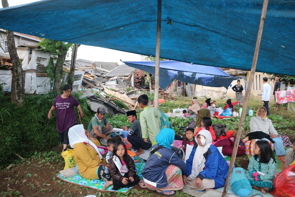 Warga RT 003 RW 003 Desa Cibeureum, Kecamatan Cugenang, Cianjur, mengungsi di salah satu tenda darurat akibat rumah mereka terdampak gempa, Senin (21/11/2022).
