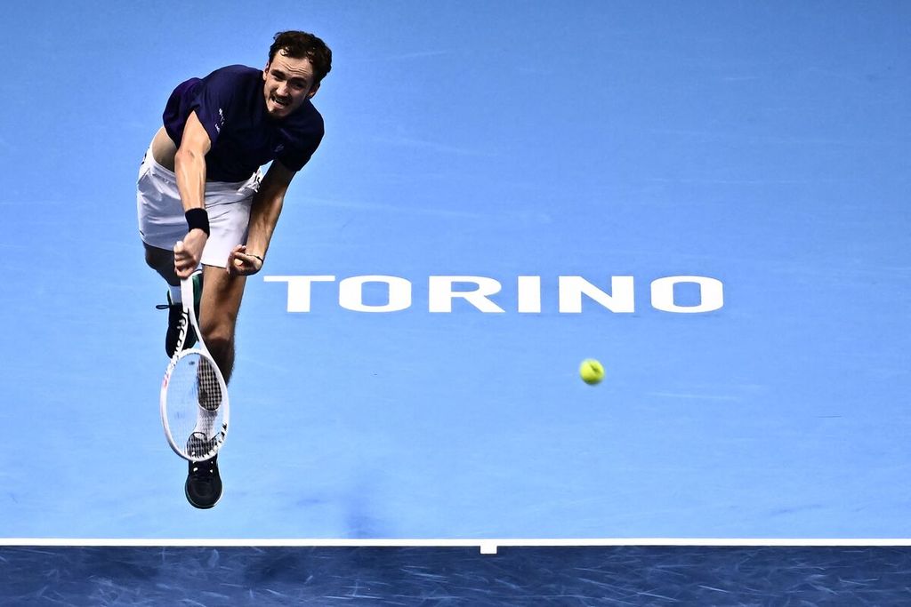Petenis Rusia, Daniil Medvedev, melayangkan pukulan servis saat menghadapi kompatriotnya, Andrey Rublev, pada babak pertama tunggal putra Final ATP di Turin, Italia, Selasa (15/11/2022) dini hari WIB. Laga itu dimenangi Rublev.
