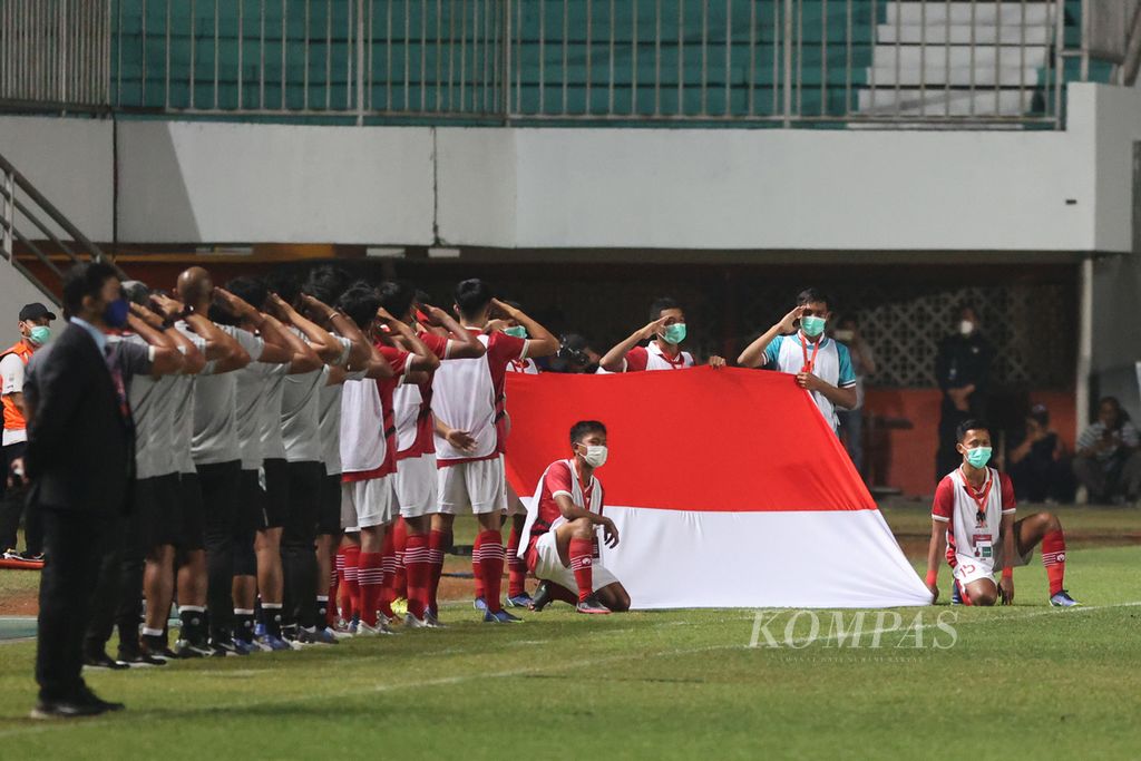 Pemain timnas Indonesia menyanyikan lagu ”Indonesia Raya” sebelum bertanding melawan timnas Filipina dalam laga Piala AFF U-16 di Stadion Maguwoharjo, Sleman, DI Yogyakarta, Minggu (31/7/2022) malam. Timnas Indonesia U-16 memenangi pertandingan itu dengan skor 2-0.