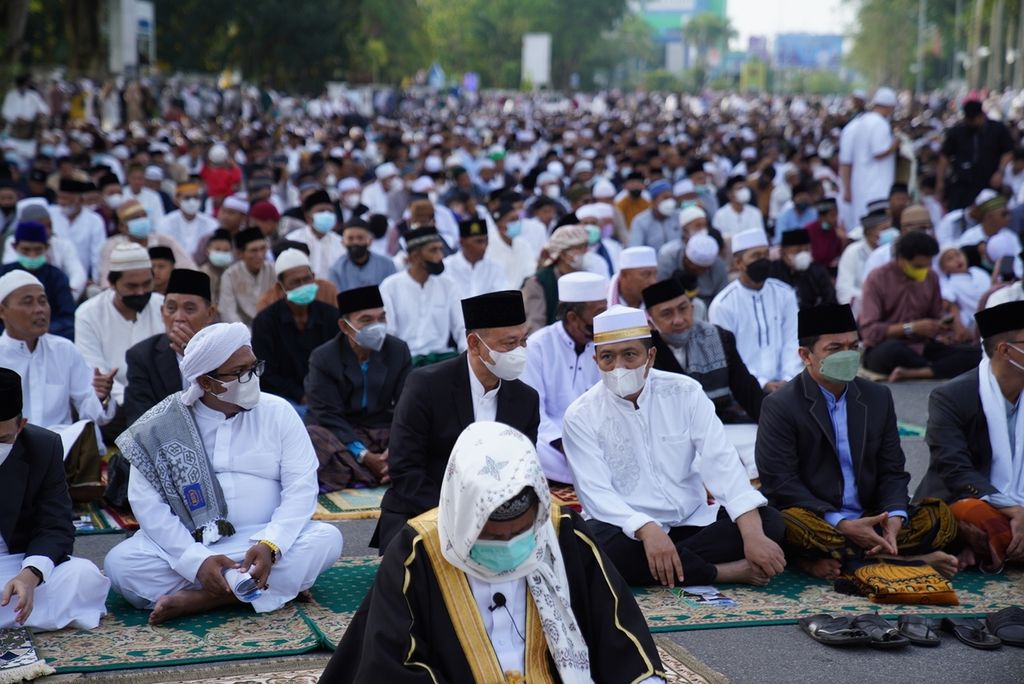 Jemaah menjalankan shalat Idul Fitri di jalan depan Kantor Wali Kota Pontianak, Kalimantan Barat, Senin (2/5/2022).