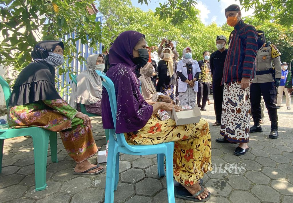 Gubernur Jawa Tengah Ganjar Pranowo meninjau pelaksanaan vaksinasi warga lansia di Kelurahan Kaligangsa, Kecamatan Margadana, Kota Tegal, Jawa Tengah, Kamis (10/6/2021). Di tempat tersebut, petugas menyuntikkan vaksin Covid-19 secara massal kepada 694 warga  lansia. 