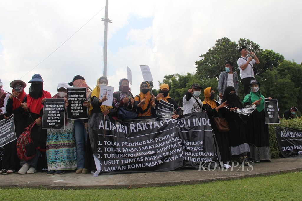 Sekelompok massa dari Aliansi Rakyat Peduli Indonesia menggelar aksi demonstrasi di bundaran depan kampus Universitas Gadjah Mada, Kabupaten Sleman, Daerah Istimewa Yogyakarta, Senin (11/4/2022). Aksi tersebut menyuarakan sejumlah tuntutan, antara lain menolak penundaan Pemilu 2024 dan perpanjangan masa jabatan presiden.