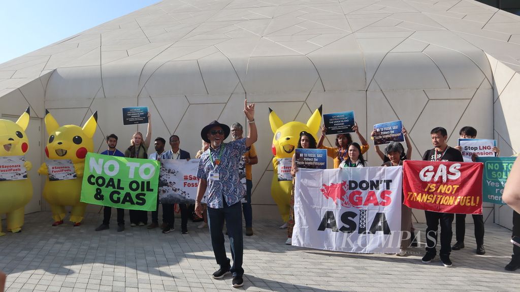 Komunitas masyarakat yang menamai diri Aktivis Pikachu-clad beraksi menyuarakan agar Jepang mengakhiri pembiayaan bahan bakar fosil di lokasi penyelenggaraan Konferensi Tingkat Tinggi Perubahan Iklim COP28 di Dubai Expo, Dubai, Uni Emirat Arab, Senin (4/12/2023).