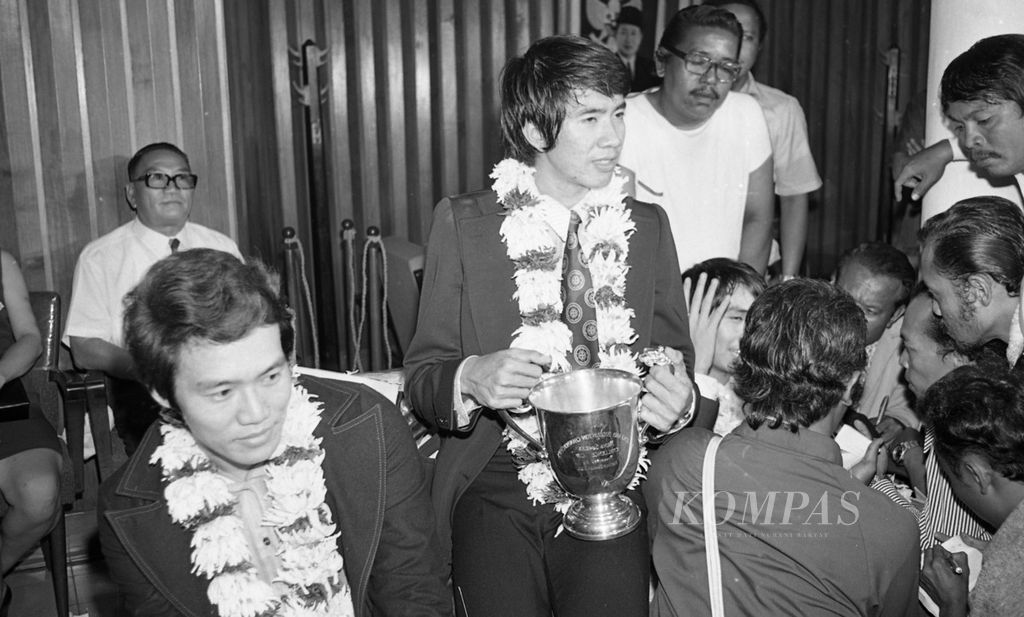 Juara tunggal putra All England 1973, Rudy Hartono, dan kawan-kawan tiba di VIP-Room, bandara Kemayoran, Jakarta, Kamis 29 Maret 1973, sekembali dari kejuaraan All England. 