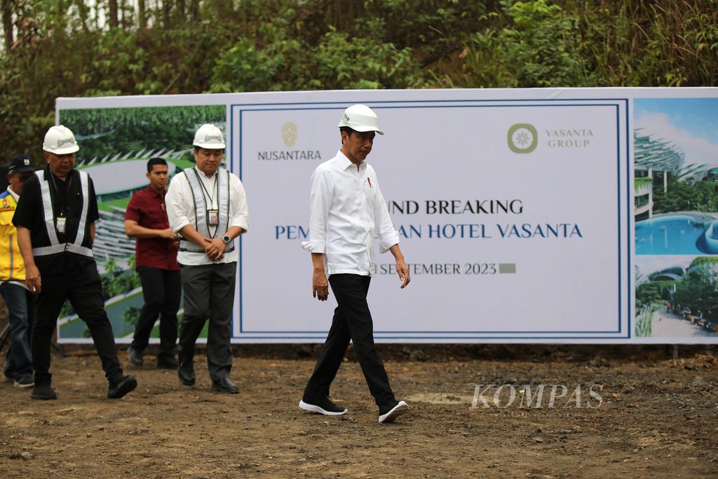 Presiden Joko Widodo bersiap melakukan peletakan batu pertama pembangunan Hotel Vasanta di Ibu Kota Nusantara (IKN), Penajam Paser Utara, Kalimantan Timur, Sabtu (23/9/2023). Di kawasan itu juga akan dibangun pusat latihan PSSI, khususnya timnas sepak bola Indonesia.