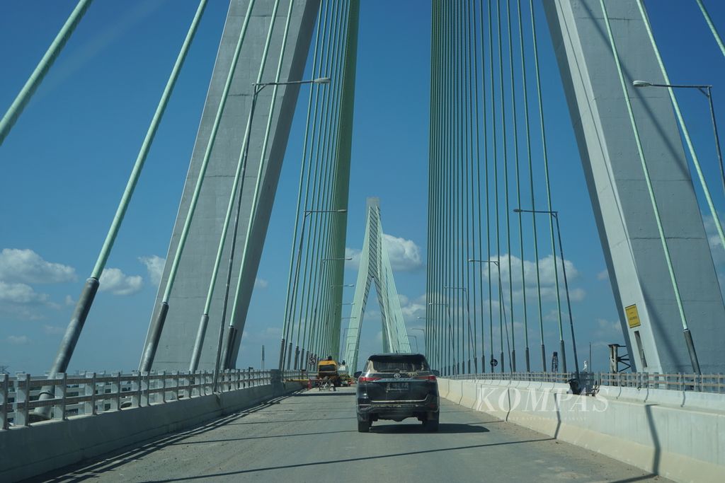 Suasana Jembatan Pulau Balang bentang panjang di Teluk Balikpapan, Kalimantan Timur, saat dilintasi pada Kamis (3/8/2023). Ini merupakan salah satu infrastruktur pendukung dari Balikpapan menuju ibu kota baru.