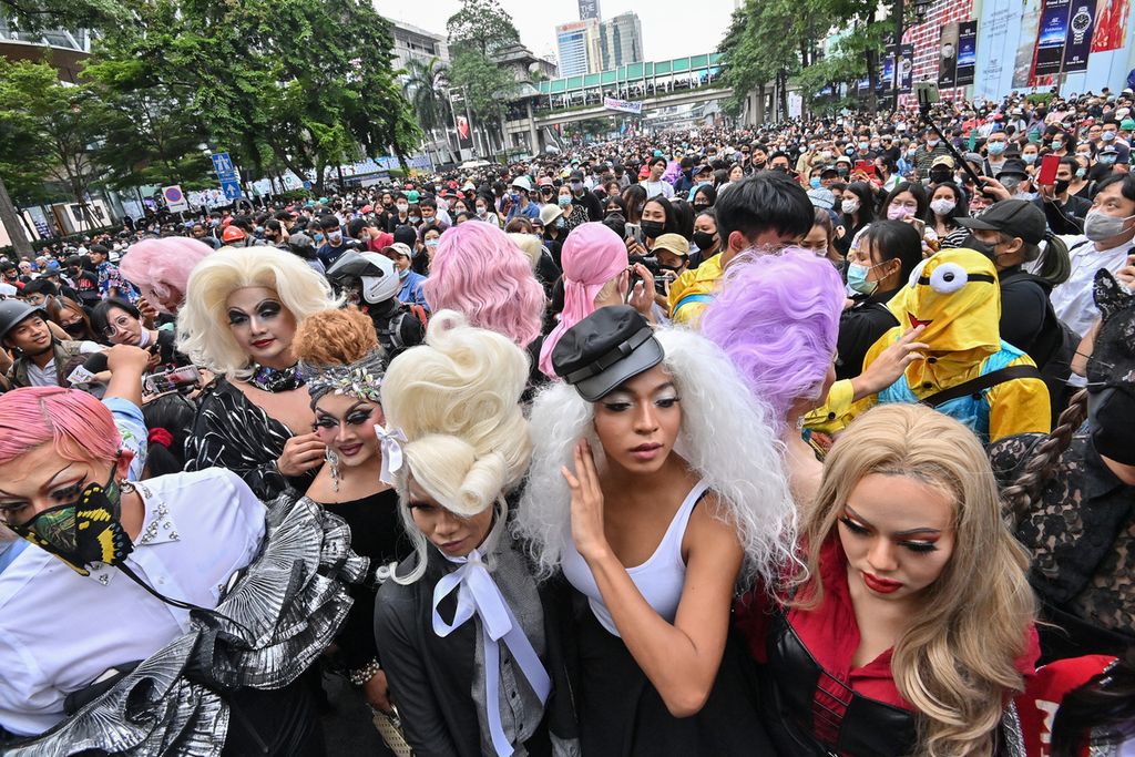 Sekelompok waria bergabung bersama kerumunan pengunjuk rasa prodemokrasi pada unjuk rasa anti-pemerintah di Bangkok, Thailand, Minggu (25/10/2020). 