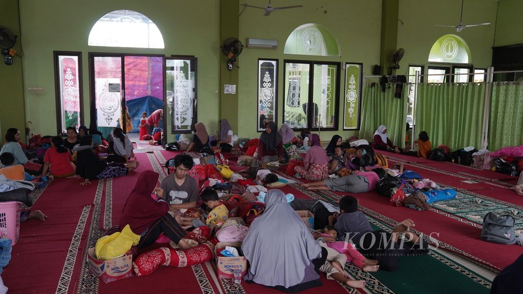 Hundreds of residents took refuge in the Arrayan Mosque, Kencana Cikarang Villa in Karangsentosa Village, Karangbahagia District, Bekasi Regency, West Java, Thursday (2/3/2023). The flood has submerged the dwellings in the two villages since Friday (24/2/2023) with a height of 30 centimeters to one meter.