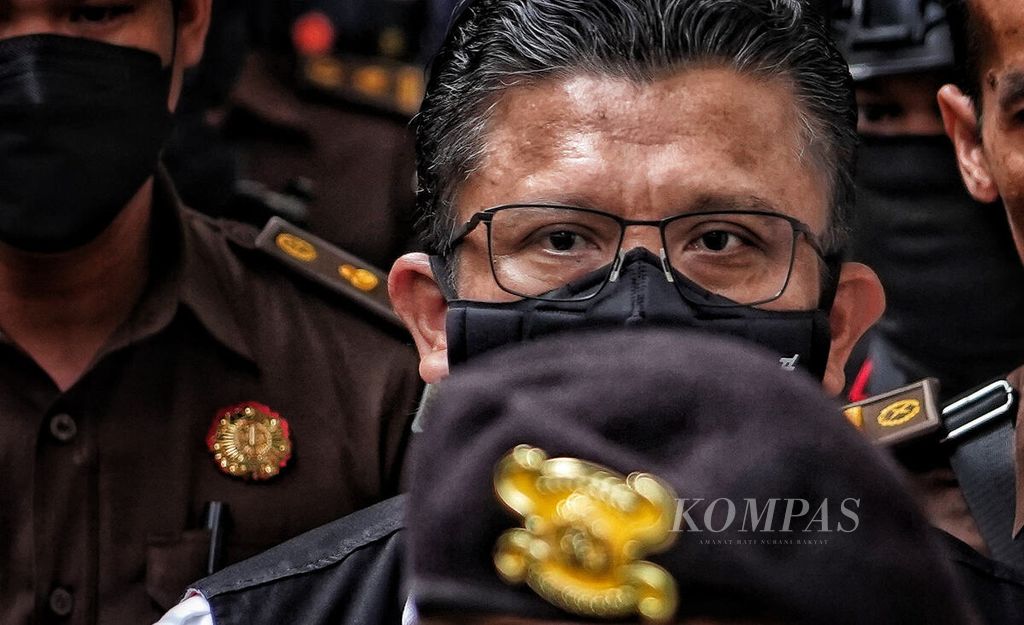 Terdakwa Ferdy Sambo saat digiring menuju ruang sidang menjelang vonis atas dirinya di Pengadilan Negeri Jakarta Selatan, Senin (13/2/2023). Ferdy Sambo menjalani sidang vonis atas pembunuhan Brigadir Yosua Hutabarat. Sebelumnya Ferdy Sambo dituntut hukuman seumur hidup.