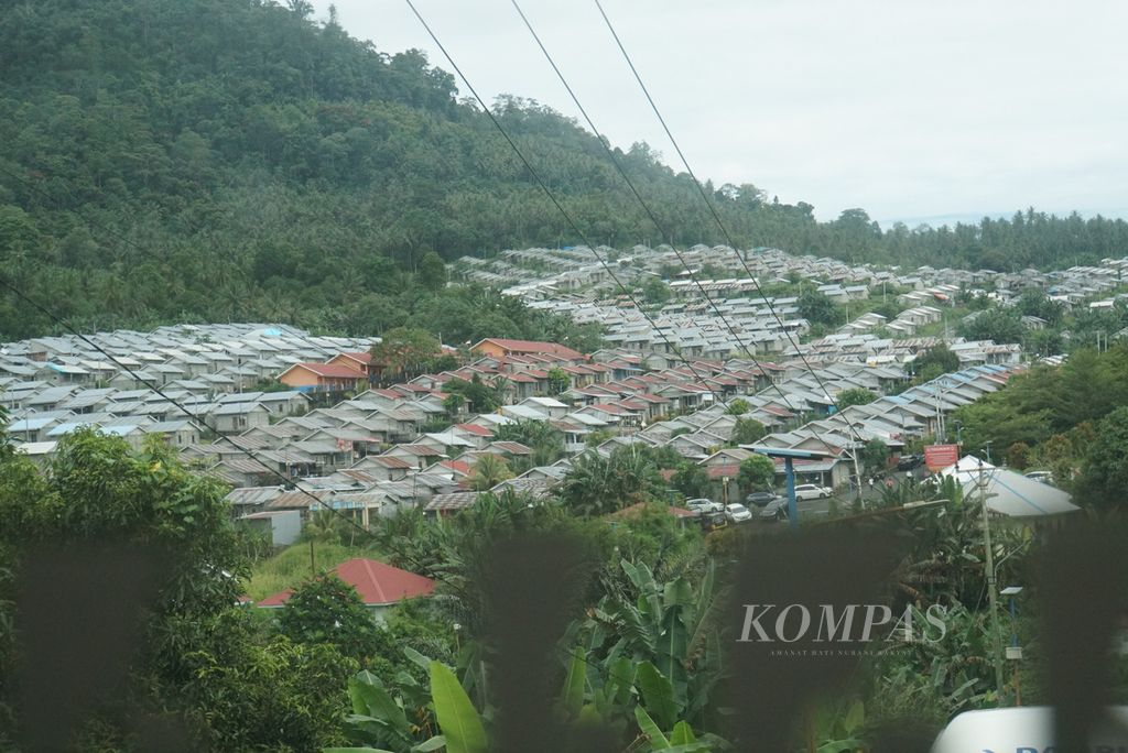 Kompleks relokasi korban banjir bandang 2014 yang terletak di Kelurahan Pandu, Manado, Sulawesi Utara, Rabu (11/5/2022).