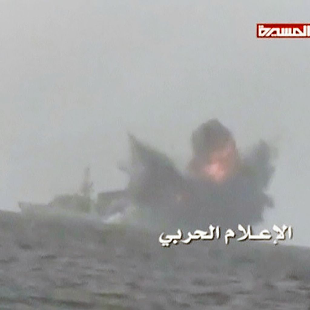 Ledakan besar  terlihat di sebuah wahana yang dipercaya sebagai kapal perang Arab Saudi di perairan sebelah barat Yaman dalam rekaman gambar video yang dirilis televisi yang dikontrol pemberontak Houthi. Gambar ini dikirim kepada Reuters pada Selasa (31/1).