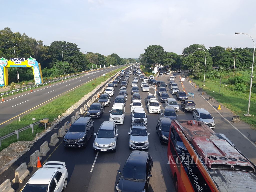 Kendaraan memadati jalur B yang mengarah ke Jakarta di Jalan Tol Palimanan - Kanci atau Palikanci Kilometer 208, Cirebon, Jawa Barat, Sabtu (13/4/2024). 
