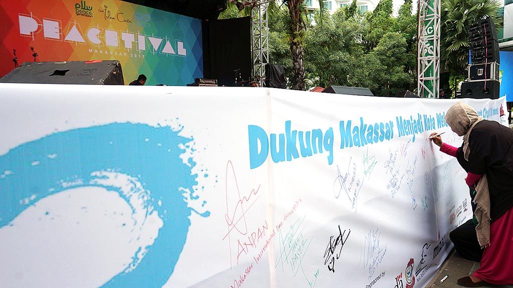   Pengunjung  menuliskan harapan dan menandatangani  spanduk damai. Festival yang digelar Peace Generation itu mengajak semua kalangan, khususnya kaum muda, mendengungkan perdamaian, semangat kebersamaan, dan anti-kekerasan. 