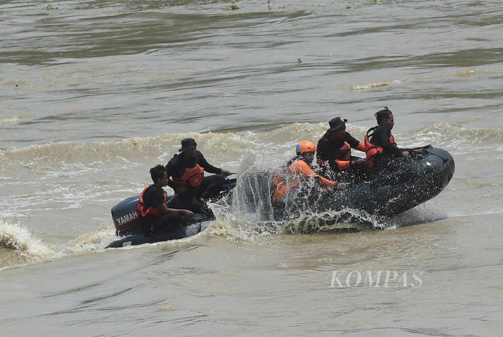 Tim SAR mencari korban hilang dalam kecelakaan terbaliknya perahu penyeberangan di Bengawan Solo di Desa Ngadirejo, Kecamatan Rengel, Kabupaten Tuban, Jawa Timur, Kamis (4/11/2021). 