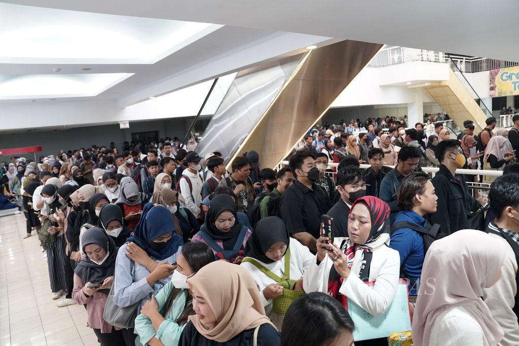 Pencari kerja antre memasuki pameran bursa lowongan kerja di Grand Mall Bekasi, Kota Bekasi, Jawa Barat, Senin (4/3/2024).  