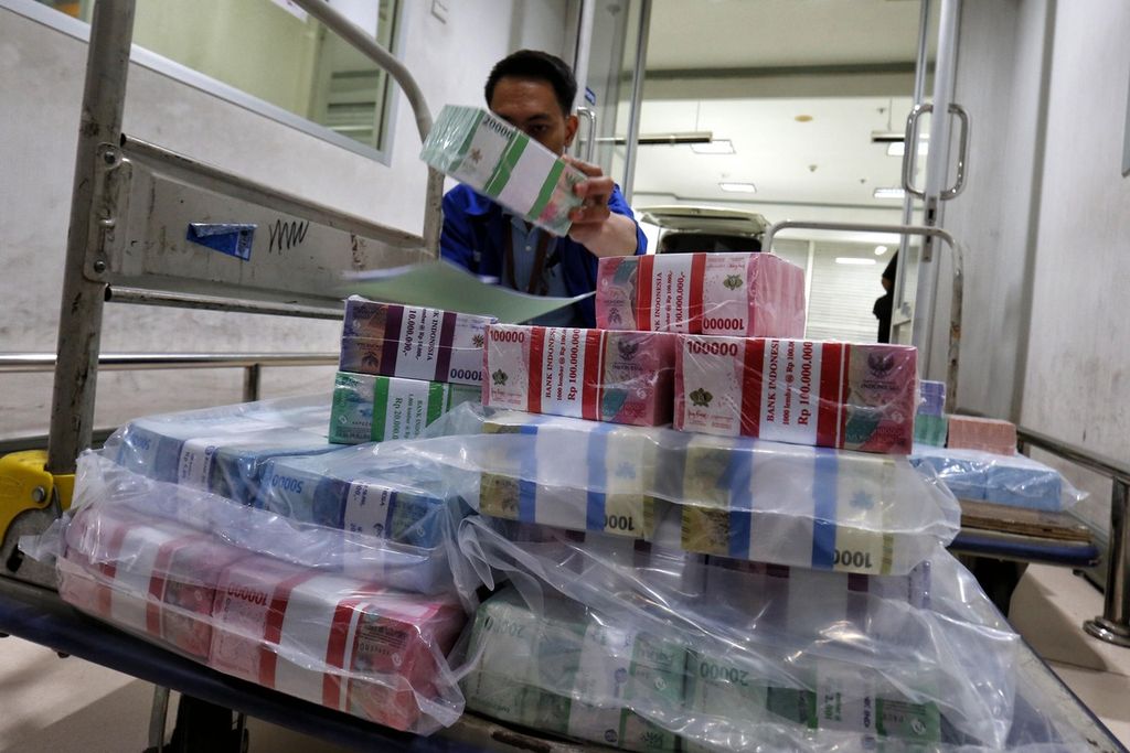 Petugas mendata uang rupiah yang masuk-keluar di Cash Center PT Bank Mandiri (Persero) Tbk, Jakarta, Kamis (13/4/2023). 