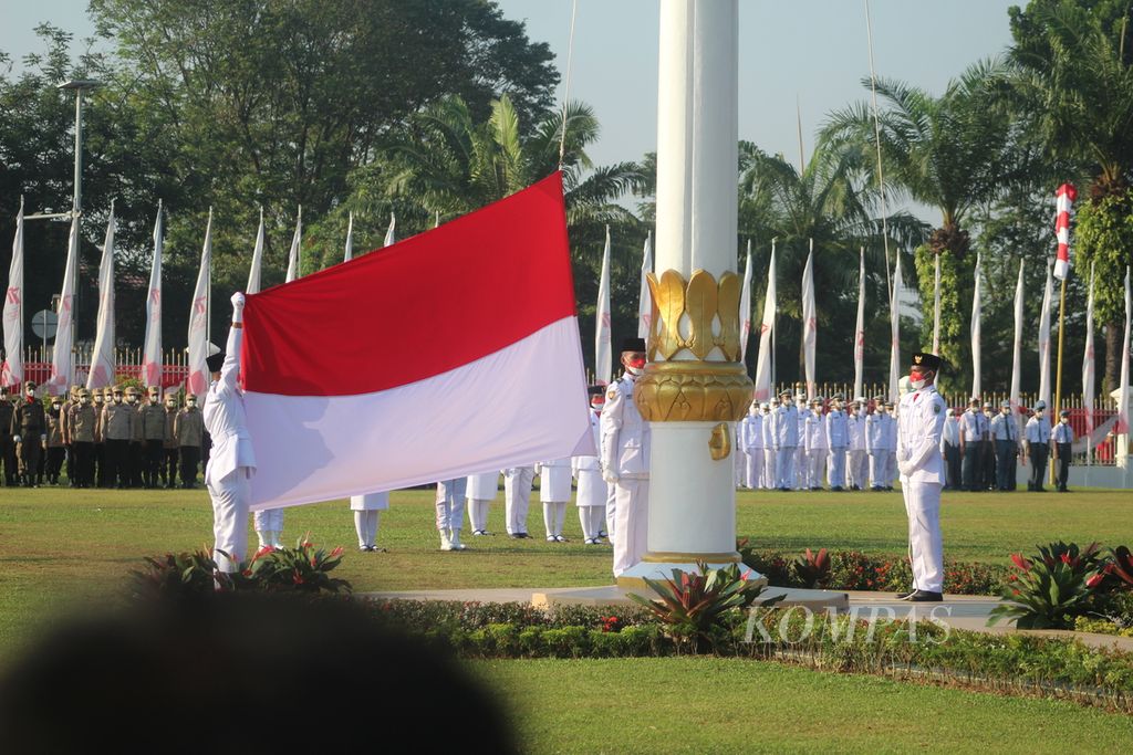 Pengibaran bendera peringatan Hari Ulang Tahun ke 77 tahun Republik Indonesia di Rumah Dinas Gubernur Sumatera Selatan, Rabu (17/8/2022). Perayaan tahun ini lebih ramai dibanding tahun lalu yang terbatas lantaran pandemi.