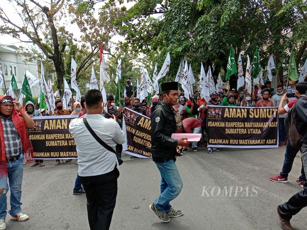 Aliansi Masyarakat Adat Nusantara Sumatera Utara berunjuk rasa mendesak pengesahan Rancangan Peraturan Daerah Pengakuan dan Perlindungan Hak Masyarakat Adat, di Medan, Senin (7/9/2020).