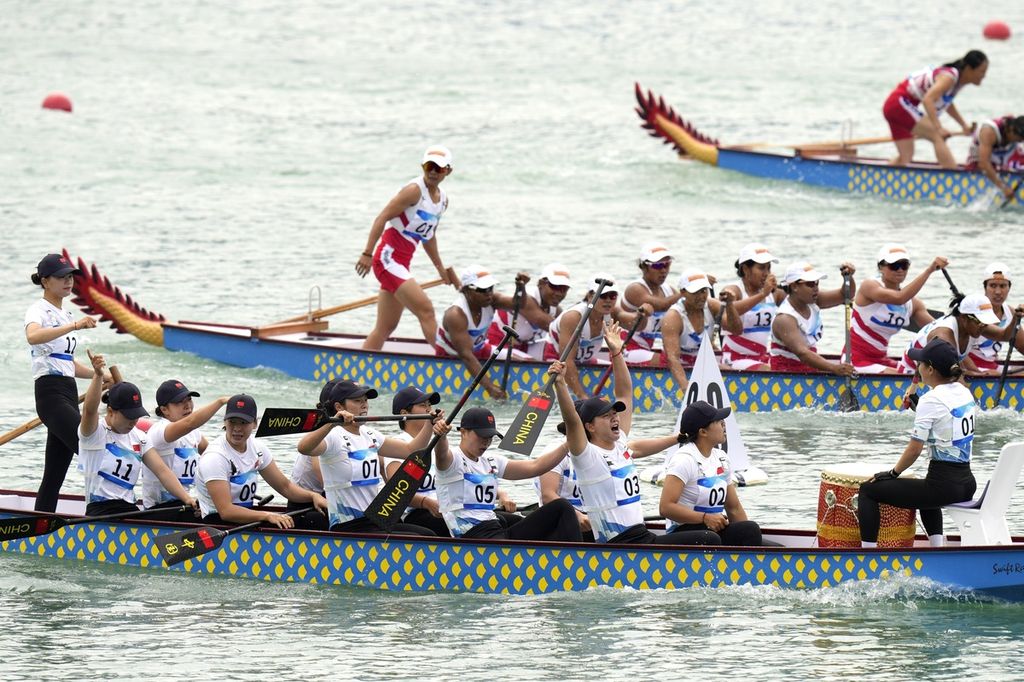 Tim putri China bergembira seusai meraih emas nomor 500 meter perahu naga di Pusat Perahu Naga Wenzhou, China, Kamis (5/10/2023).