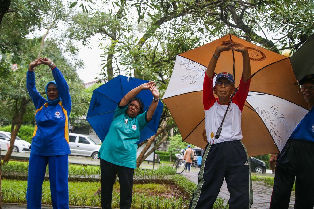 Puluhan lansia yang tergabung dalam Klub Jantung Sehat Hang Tuah Jakarta melakukan senam jantung sehat secara rutin, (5/3/2020) di Taman Hang Tuah, Jakarta Selatan. Hampir 50 persen anggota klub yang aktif berusia 50-80 tahun.