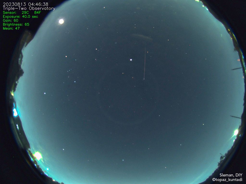 Meteor dari hujan meteor Perseids, di bagian tengah foto, tertangkap kamera pemantau langit komunitas Allskycam Indonesia milik Topaz Kuntadi di Yogyakarta, Minggu (13/8/2023) pukul 04.46 WIB. Minggu dini hari hingga terbit fajar menjadi puncak hujan meteor Perseids 2023.