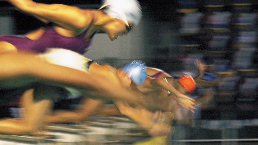 Suasana start pada nomor final renang 200 meter gaya dada putri PON XV Jawa Timur di Kolam Renang KONI Jatim, Surabaya, 24 Juni 2000. 